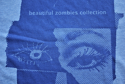 T-shirt blau mit zomie Maske Makroaufnahme