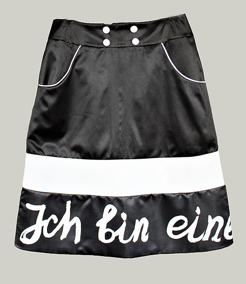 Rock für Berlin.Trapezförmiger Rock mit Text in schwarz-weiß. Mode, Design und Stoff von saschakonevaberlin