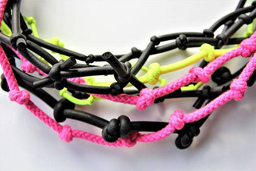 Halskette mit Knoten und Neonbänder