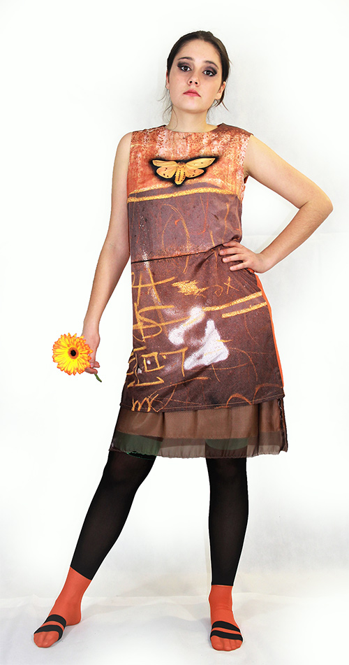 "Frühlingscoktail" Sommerkleid mit Smetterlind mit Modell und Blume