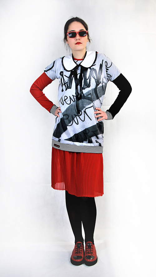 Graffiti Kleid mit Plisseerock mit Modell