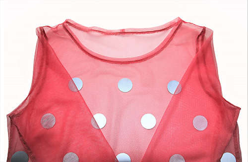 Netz-Shirt mit leuchtenden Punkten in rosa als Fragment