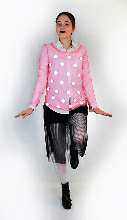 Netz-Shirt mit leuchtenden Punkten in rosa mit eine Modell fotografiert