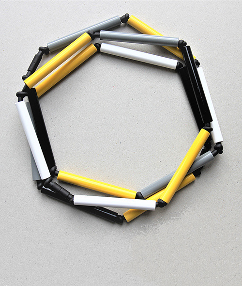 Dreiteilige Röhrenkette im grau-gelb-schwerz aus Kunststoff und Moosgummi. Schmuckstück von saschakonevaberlin