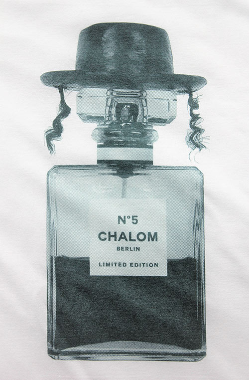 Ein weißes T-Schirt mit Aufdruck Shalom