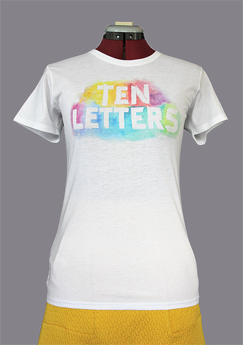 T-Shirt mit ein Schriftzug Ten Letters