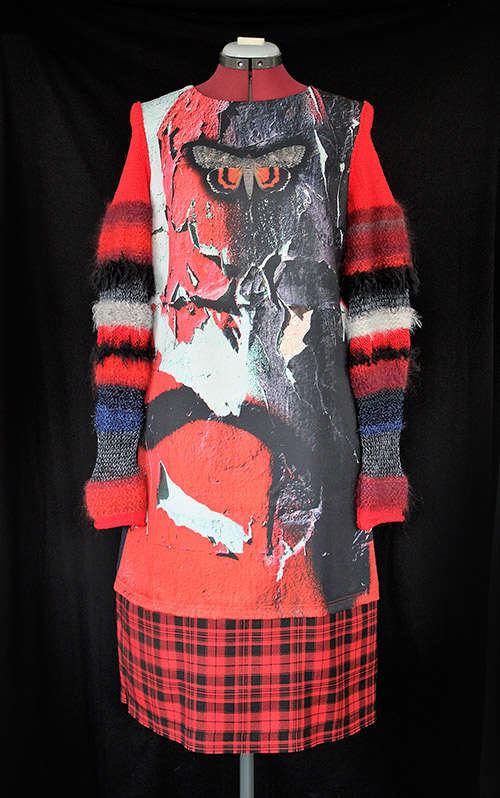 Winterkleid 3 mit Print Und gestrickten Ärmeln auf dem schwarzem Hintergrund