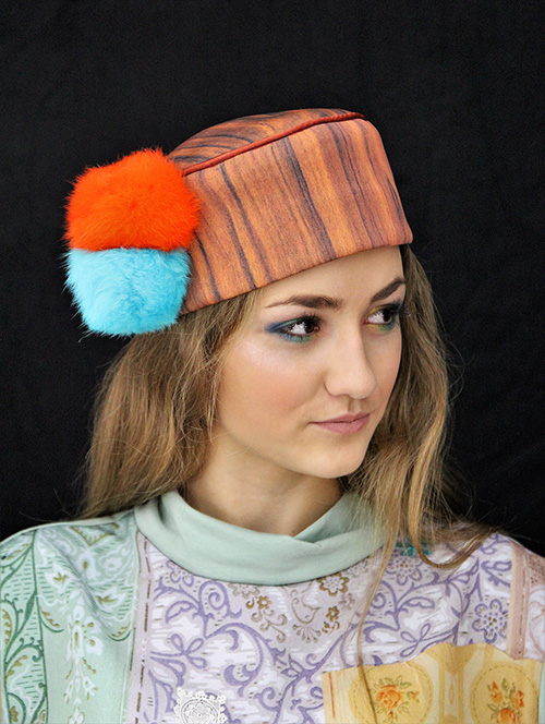 Holzkappe mit Bommeln in orang und türkis mit Modell