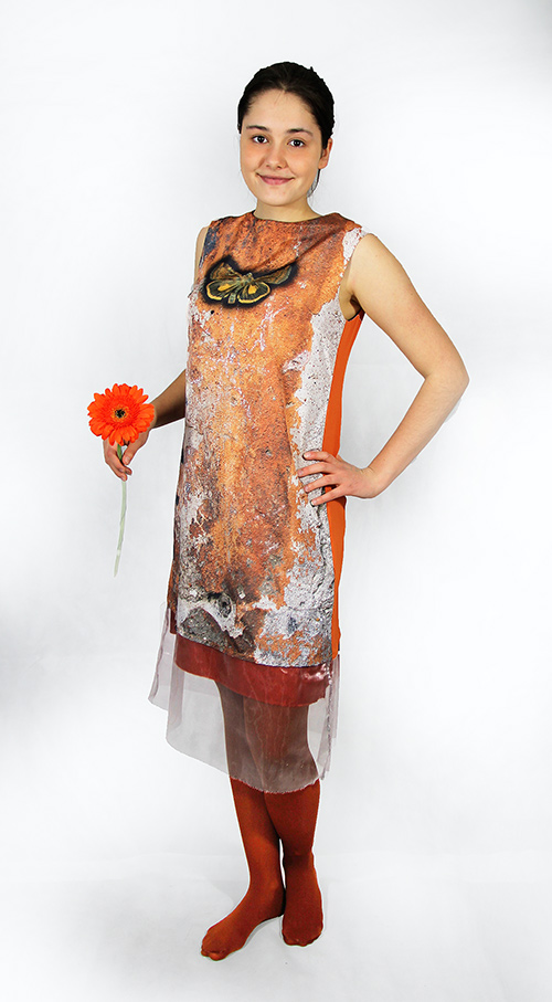 Ärmelloses Kleid mit Schmetterling Motiv mit Modell