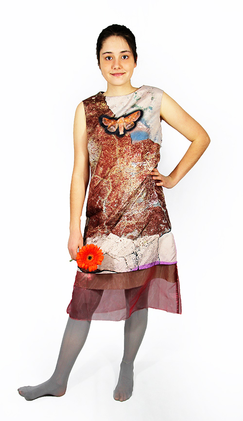 Ärmelloses Kleid mit Schmetterling Motiv mit Modell